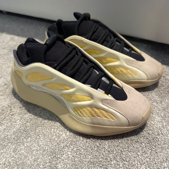 Yeezy 700 V3 ‘Safflower’ - Picture 1 of 4